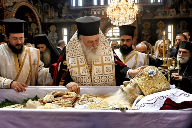 Κηδεία μητροπολίτη Κορίνθου κυρού Διονυσίου: Πλήθος κόσμου και συγκίνηση