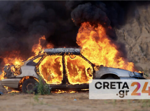 Κρήτη: Αυτοκίνητο έγινε παρανάλωμα του πυρός (εικόνες)