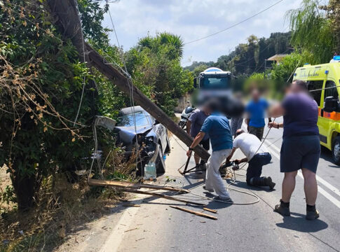 Κρήτη: Αυτοκίνητο «καρφώθηκε» σε στύλο