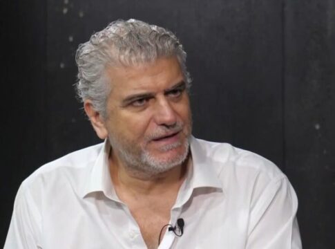 Κρήτη: Άστραψε και βρόντηξε ο Βλαδίμηρος Κυριακίδης μετά από παράσταση που «στράβωσε»: «Ντροπή τους – Να πείσετε τον δήμο σας να το σταματήσει»