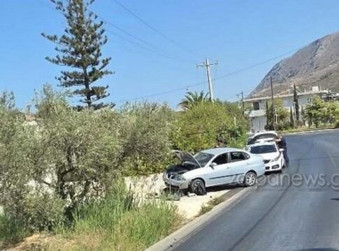 Κρήτη: Έχασε τον έλεγχο και καρφώθηκε σε τοιχίο σπιτιού – Εικόνες