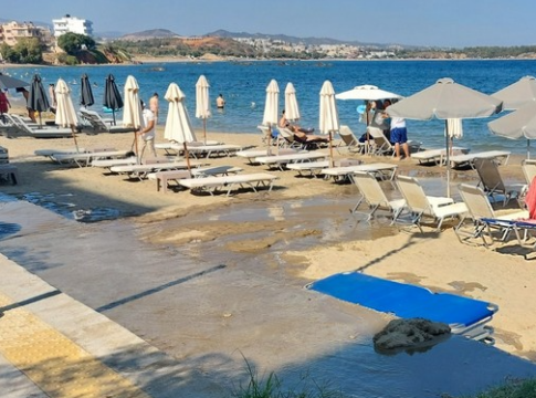 Κρήτη: Παραλία γέμισε με λύματα – Οι ακαθαρσίες φτάνουν μέχρι τη θάλασσα (εικόνες & βίντεο)