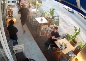 Κρήτη: Σωτήρια παρέμβαση εργαζομένου σε ψησταριά που έσωσε πελάτη από πνιγμό – Βίντεο