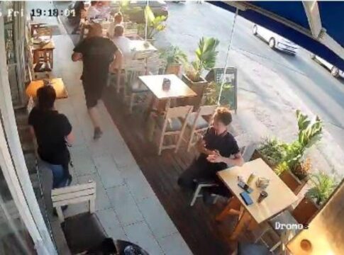 Κρήτη: Σωτήρια παρέμβαση εργαζομένου σε ψησταριά που έσωσε πελάτη από πνιγμό – Βίντεο