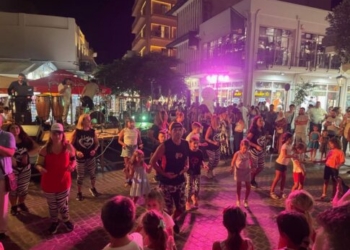 «Λευκή νύχτα» στα Χανιά με αστείρευτο κέφι και αλληλεγγύη χιλιάδων καταναλωτών κι εμπόρων