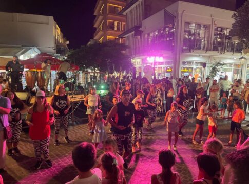 «Λευκή νύχτα» στα Χανιά με αστείρευτο κέφι και αλληλεγγύη χιλιάδων καταναλωτών κι εμπόρων