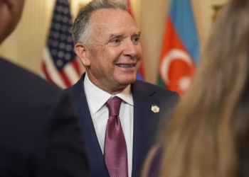 Λευκός Οίκος για Politico: Το κατηγορεί για «επιχείρηση ξένης επιρροής»