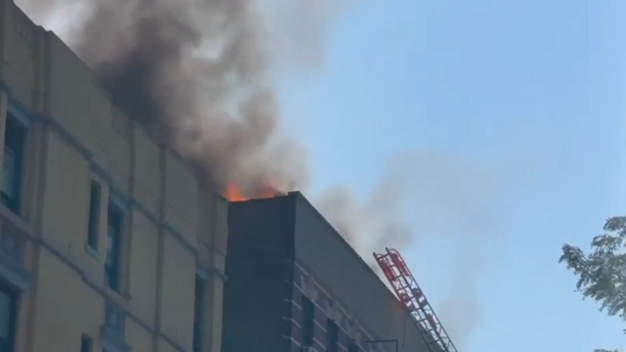 Μεγάλη πυρκαγιά σε ταράτσα πολυκατοικίας στο Μανχάταν