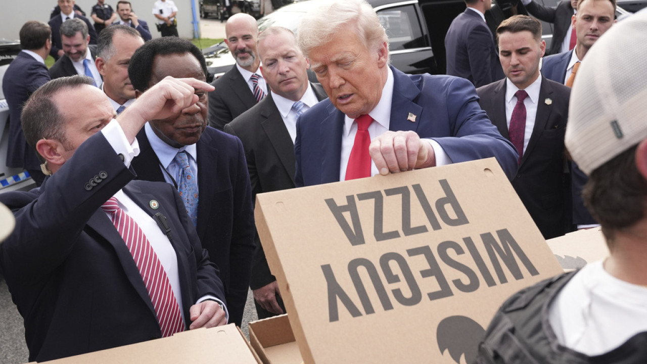 Μετά τον Βανς και ο Τραμπ μοίρασε μπέργκερ στους στρατιώτες της εθνοφρουράς στην Ουάσινγκτον