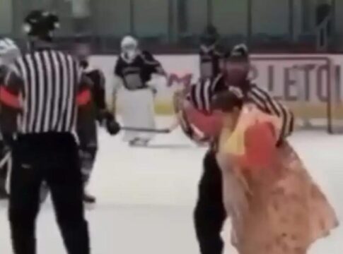 Μητέρα αθλητή του χόκεϊ επί πάγου έκανε «ντου» σε αγώνα για να διαμαρτυρηθεί