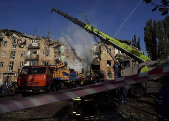 Νεκροί και τραυματίες από το νέο ρωσικό σφυροκόπημα στο Κίεβο - Ζημιές στο κτίριο της αντιπροσωπείας της ΕΕ