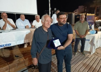 Ο αντιπρόεδρος του Ερασιτέχνη ΟΦΗ Νίκος Τσαμπουράκης βράβευσε τον θρύλο του ΟΦΗ Γιώργο Στρατάκη