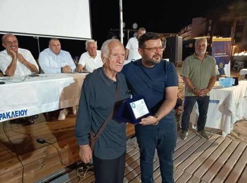 Ο αντιπρόεδρος του Ερασιτέχνη ΟΦΗ Νίκος Τσαμπουράκης βράβευσε τον θρύλο του ΟΦΗ Γιώργο Στρατάκη