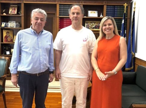 Ο καλλιτεχνικός διευθυντής του φωνητικού συνόλου «Φωνωδία» που διακρίθηκε σε διεθνή διαγωνισμό στην Ιαπωνία επισκέφθηκε τον Περιφερειάρχη