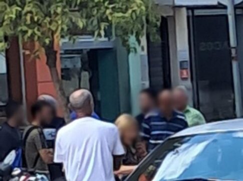 Οργή στην Κρήτη: Οδηγός πήγε να χτυπήσει πατέρα παιδιού ΑμεΑ (βίντεο)