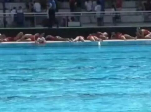 Πανικός σε αγώνα πόλο με πυροβολισμούς να πέφτουν έξω από το γήπεδο και τις παίκτριες να βγαίνουν έντρομες από την πισίνα