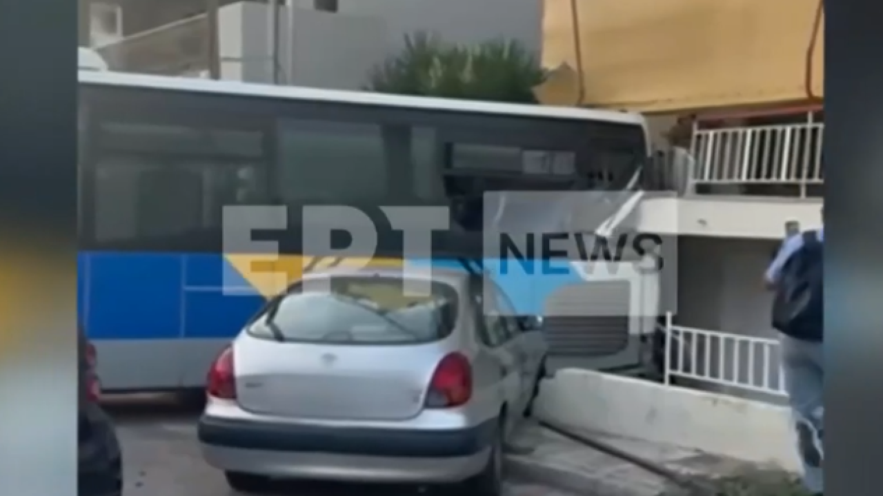 Παπάγου: Λεωφορείο της γραμμής 409 «καρφώθηκε» σε μπαλκόνι - Βίντεο
