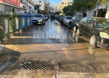 Πλημμύρισε κεντρικός δρόμος στο Ρέθυμνο λόγω βλάβης – Εικόνες