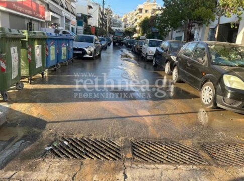 Πλημμύρισε κεντρικός δρόμος στο Ρέθυμνο λόγω βλάβης – Εικόνες