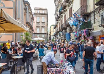 Πώς ο υπερτουρισμός αδειάζει τις ιταλικές πόλεις