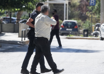 Προφυλακίστηκε ο υπάλληλος της Παλλήνης που κατηγορείται για εμπρησμούς - «Λάθος άνθρωπο πιάσατε»