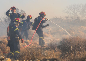 Προς δύσβατη πλαγιά η φωτιά στην Αργολίδα