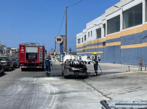 Ρέθυμνο: ΙΧ τυλίχτηκε στις φλόγες – Πρόλαβαν να εγκαταλείψουν το όχημα οι επιβάτες