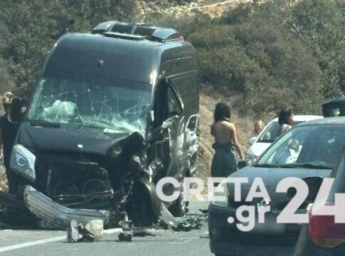 Σφοδρή σύγκρουση βαν στον ΒΟΑΚ – Κυκλοφοριακό κομφούζιο και ουρές χιλιομέτρων (εικόνες)