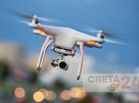 «Σμήνος» με drones πάνω από τις οργανωμένες παραλίες της Κρήτης – Σαρωτικοί έλεγχοι της ΑΑΔΕ