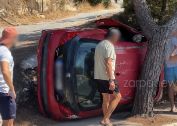 Σοκαριστικό τροχαίο στα Χανιά: Αυτοκίνητο ντελαπάρισε και σφήνωσε σε δέντρο