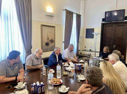 Στην Αποκεντρωμένη Διοίκησης Κρήτης θεσμικοί φορείς για τη μεταφορά της στάσης των τουριστικών λεωφορείων