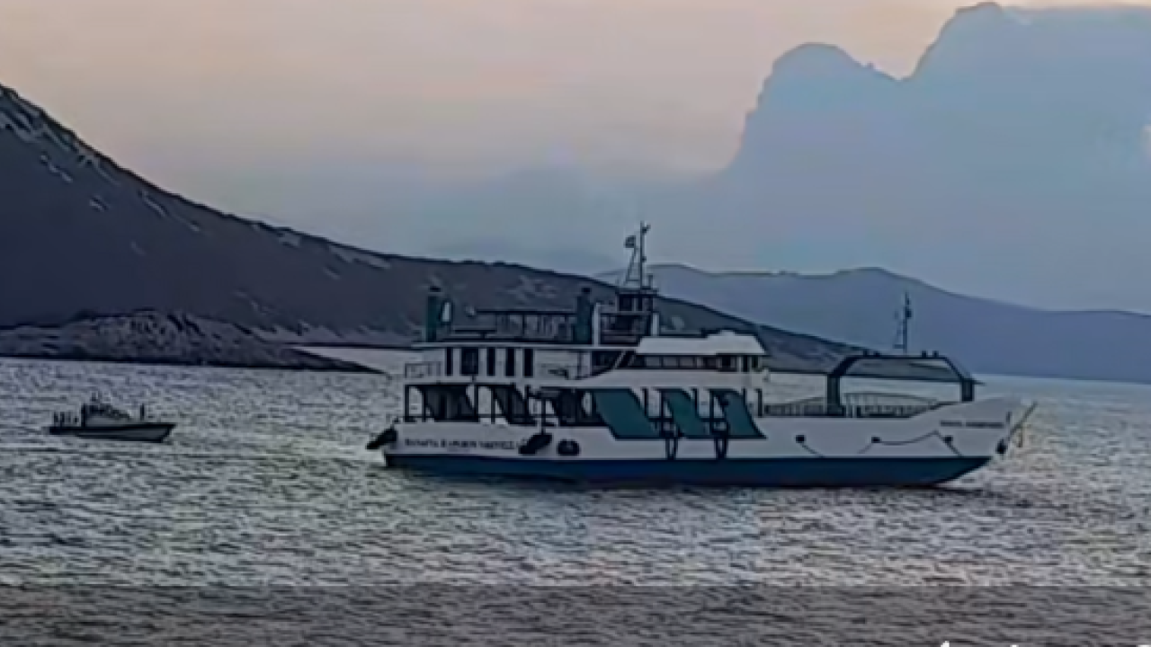 Στύρα: «Άφαντη η εταιρεία, δεν ξέρουμε τι να κάνουμε» λέει επιβάτης του πλοίου που έπεσε σε ξέρα