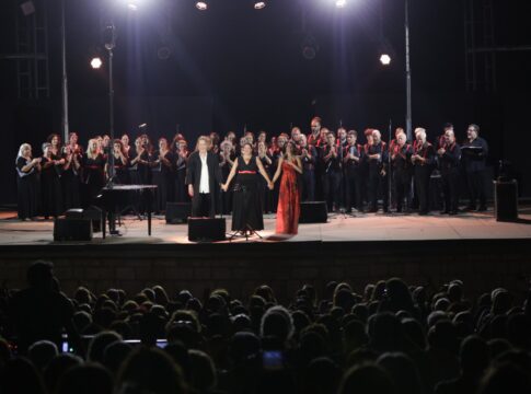 Θερμό χειροκρότημα στον Βασίλη Λέκκα από πλήθος κόσμου που κατέκλυσε στην Γκουβερνιώτισσα