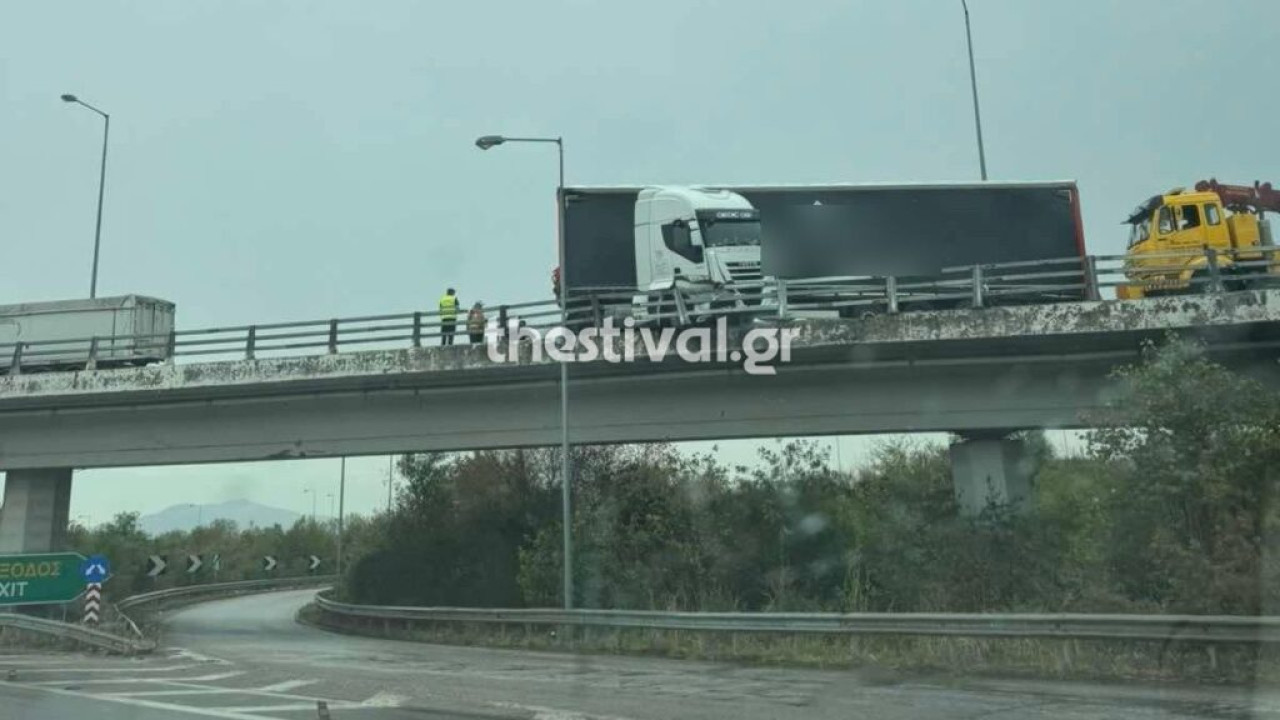 Θεσσαλονίκη: Δίπλωσε νταλίκα στην ΠΑΘΕ - Με δυσκολία η κυκλοφορία