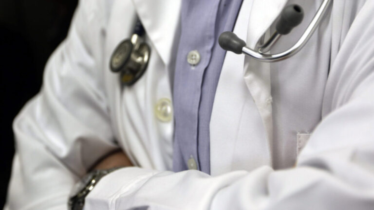 Τι προβλέπει η ΚΥΑ για τη δυνατότητα που δίνεται σε ιδιώτες γιατρούς να συνεργάζονται με το ΕΣΥ