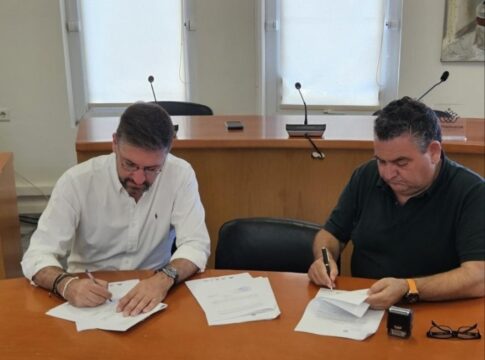 Τη σύμβαση για την κατασκευή πλατείας στο Αμμούδι υπέγραψε ο Δήμαρχος Μαλεβιζίου