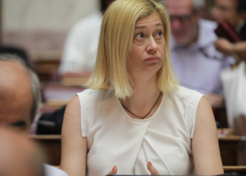 Το «δράμα» της Ραχήλ Μακρή: Δεν έβρισκε κοπέλα για τα δύο σπασμένα νύχια της