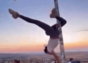 Τουρκία: Τουρίστρια έκανε pole dancing σε στύλο με τη σημαία