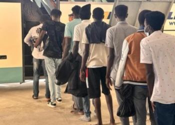 Αδειάζει η Αγυιά από τους μετανάστες