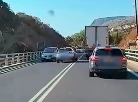 Aδιανόητη προσπέραση σε γέφυρα του ΒΟΑΚ – Από θαύμα αποφεύχθηκε η μετωπική!