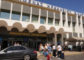 Αεροδρόμιο Ηρακλείου: Τουρίστας έχασε τη σύζυγό του μέσα στο πλήθος – Το μήνυμα που του έστειλε