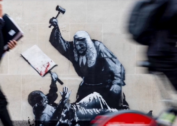 Αφαιρέθηκε η τοιχογραφία του Banksy έξω από δικαστήριο του Λονδίνου που δείχνει δικαστή να χτυπάει διαδηλωτή