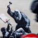 Αφαιρέθηκε η τοιχογραφία του Banksy έξω από δικαστήριο του Λονδίνου που δείχνει δικαστή να χτυπάει διαδηλωτή