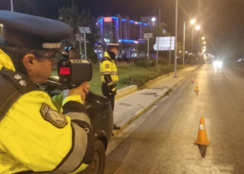 Αυτοκινητάμαξα κόλλησε σε γέφυρα κοντά στο Σταύρος Νιάρχος και «έφυγε» όχημα στην άσφαλτο