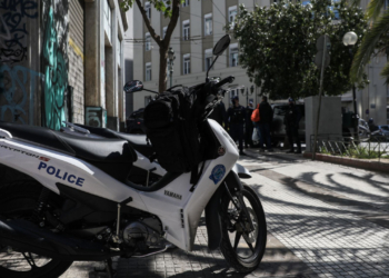 Άγρια καταδίωξη οδηγού μηχανής στην Καλλιθέα