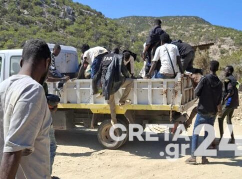 Αγυιά: Βραδιά έντασης και συμπλοκών – πάνω από 1.000 οι μετανάστες που παραμένουν στον χώρο