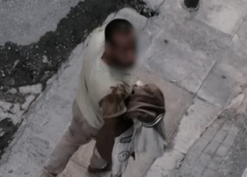 Άνδρας κυκλοφορεί ξυπόλυτος και παρενοχλεί κοπέλες στον δρόμο