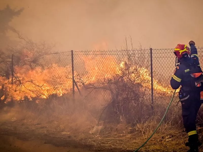 Πυροσβέστης σε πυρκαγιά
