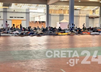 Απίστευτες εικόνες στην Αγυιά: Στοιβαγμένοι 1.136 μετανάστες σε συνθήκες υγειονομικής βόμβας – Δύσκολη κατάσταση και στο Ηράκλειο