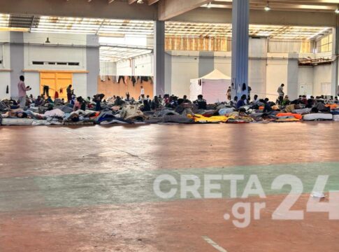 Απίστευτες εικόνες στην Αγυιά: Στοιβαγμένοι 1.136 μετανάστες σε συνθήκες υγειονομικής βόμβας – Δύσκολη κατάσταση και στο Ηράκλειο